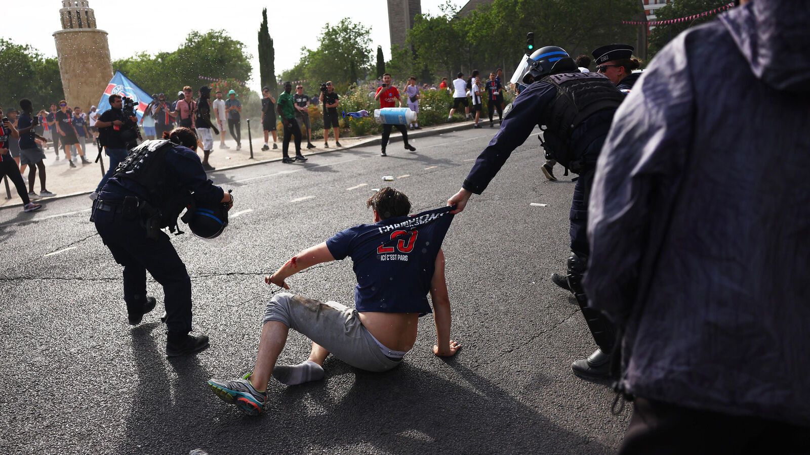 Paris erupts in clashes during psg-arsenal champions league final