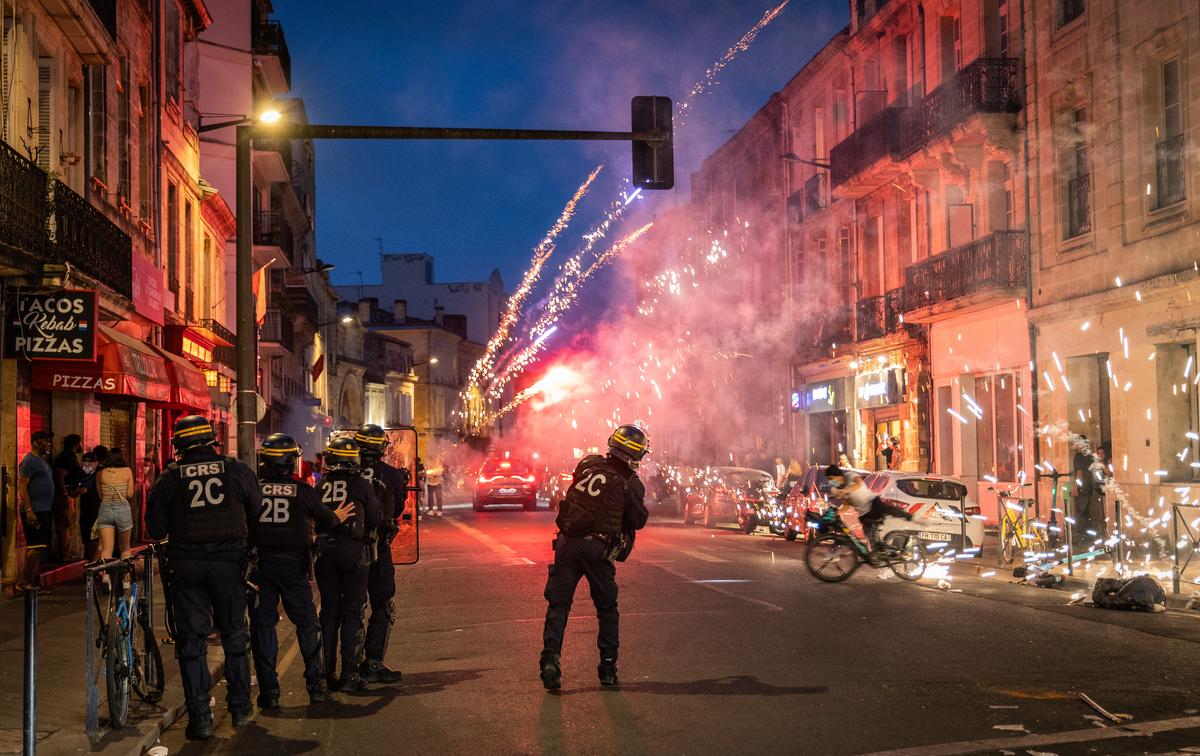 Psg fans clash with police after champions league victory