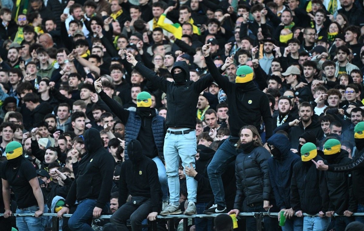 Violent pitch invasions at Nantes and Nice mar Ligue 1 finale