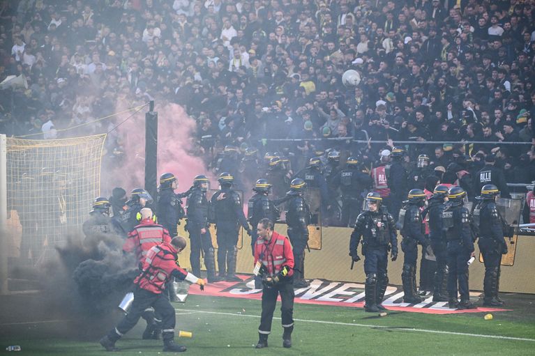 CRS units struggle to contain fan disturbances moments after pitch invasion at Nantes vs Toulouse Ligue 1 match