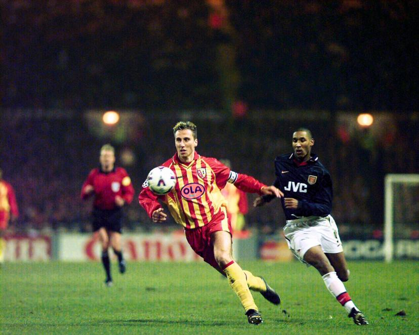 Frédéric Déhu defending against Nicolas Anelka at Wembley.