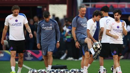 Luis Enrique surrounded by PSG players on the eve of the Champions League final at Puskás Aréna in Budapest, May 30, 2026.