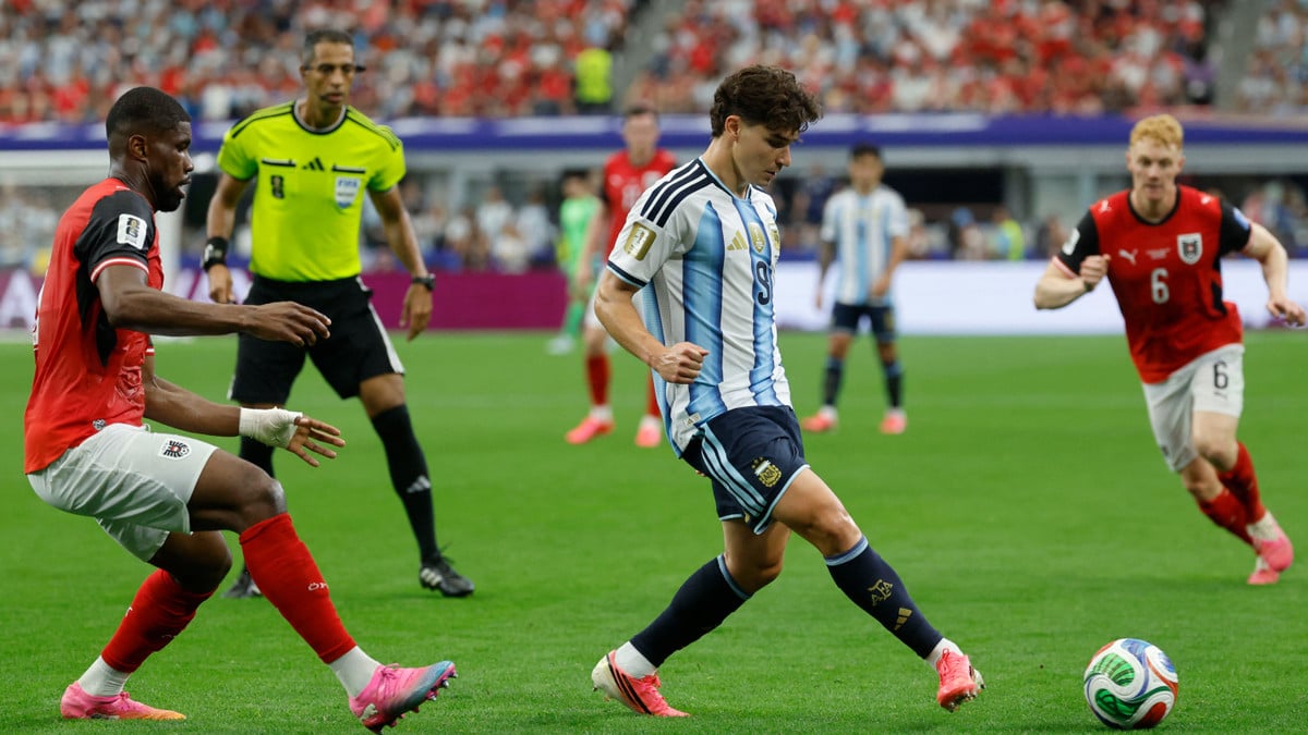 Pedri openly welcomes julian alvarez to barcelona, complicating psg’s transfer pursuit