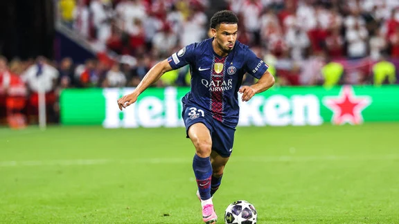 Warren Zaïre-Emery during PSG training session