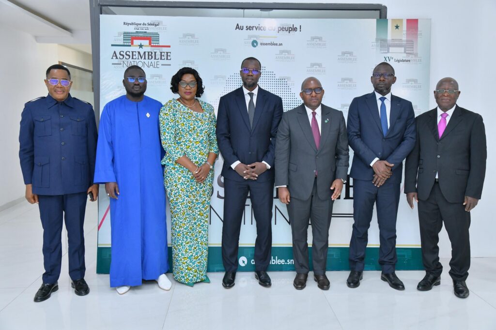 Senegalese and Congolese officials in discussion