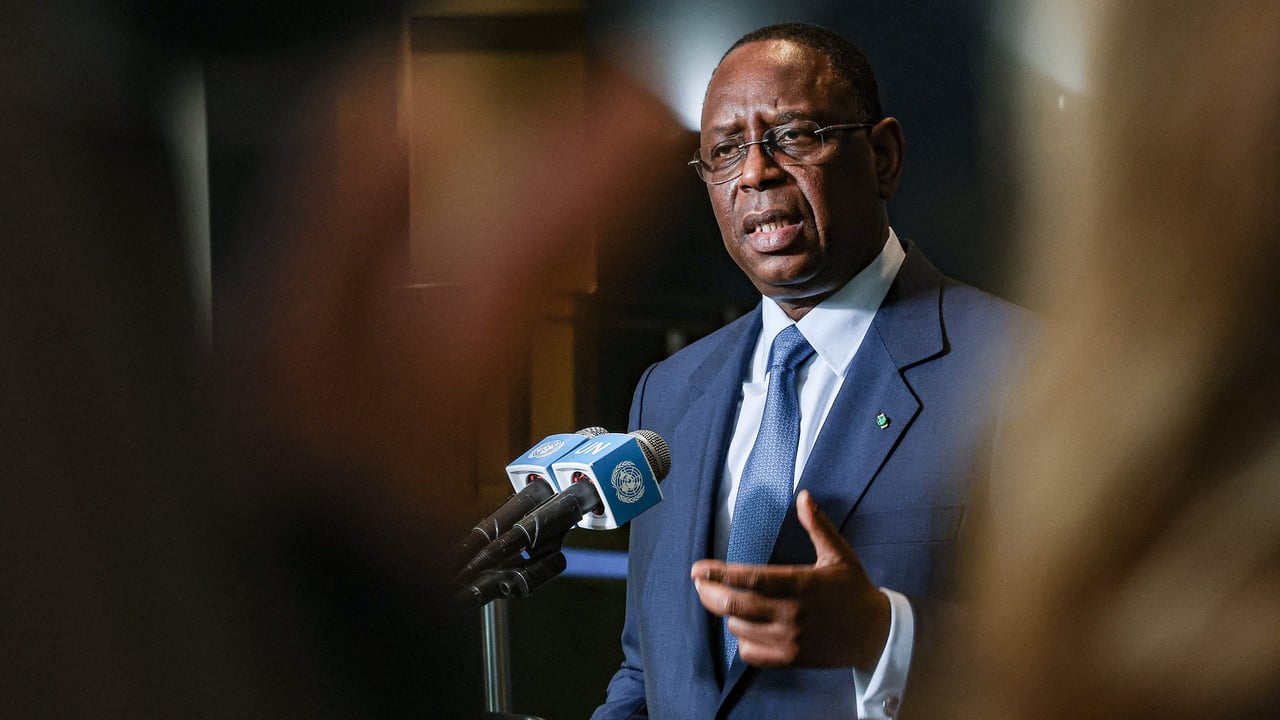 Senegal’s president makes surprise stopover in Dakar