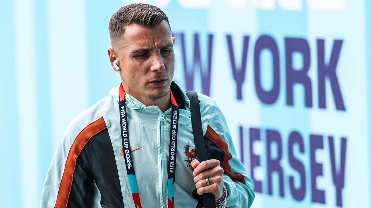 Lucas Digne returns to PSG after decade away