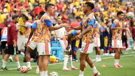 James Rodriguez et Luis Suarez de l'équipe de Colombie, s'échauffent avant le match de huitièmes de finale de la Coupe du Monde de la FIFA 2026 opposant la Suisse à Vancouver (Canada), le 7 juillet 2026. (ALEX GRIMM / GETTY IMAGES NORTH AMERICA / AFP)