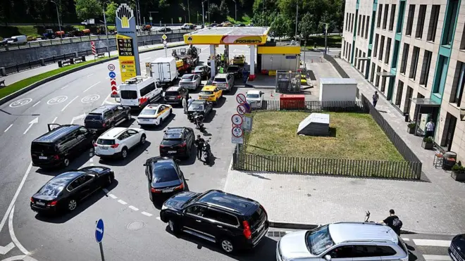 Des personnes font la queue pour faire le plein de leurs voitures à une station-service Rosneft à Moscou.