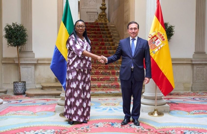 Foreign ministers shaking hands