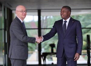 Diplomatic handshake between Togolese and Brazilian officials