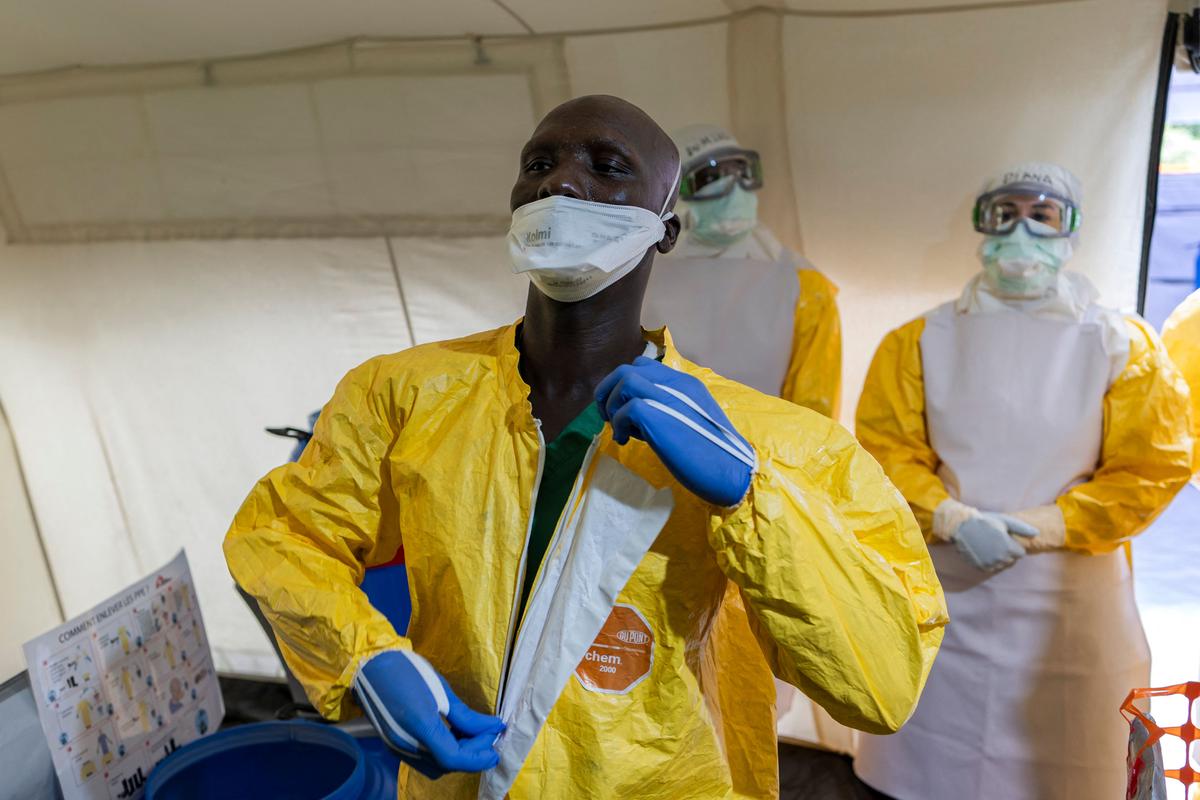 Who chief visits dr Congo amid deadly ebola surge