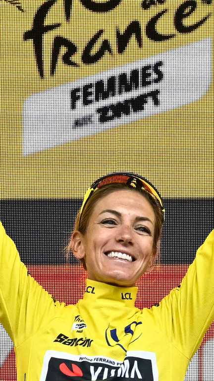 Pauline Ferrand-Prevot a remporté le Tour de France femmes, le 3 août2025, à Châtel (Haute-Savoie), pour sa première participation à la Grande Boucle. (JULIEN DE ROSA / AFP)