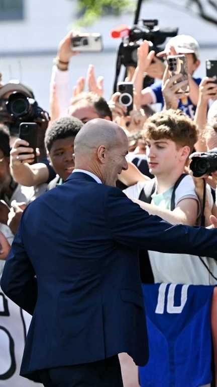 Le nouveau sélectionneur de l'équipe de France Zinedine Zidane à la rencontre des supporters, après sa nomination, le 28 juillet 2026. (LOU BENOIST / AFP)