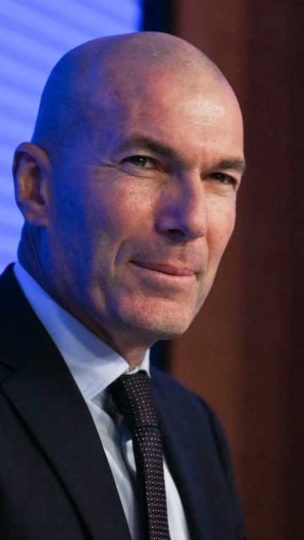 Zinédine Zidane en conférence de presse lors de sa nomination officielle en tant que sélectionneur des Bleus, le 28 juillet 2026, à Paris. (LOU BENOIST / AFP)