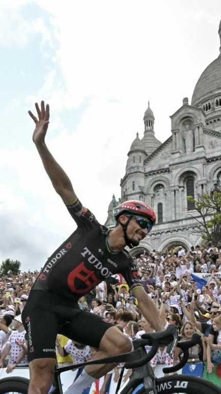 Julian Alaphilippe passe devant le Sacré Coeur et profite du moment, lors de la 21e et dernière étape du Tour de France, le 26 juillet 2026. (LOIC VENANCE / AFP)