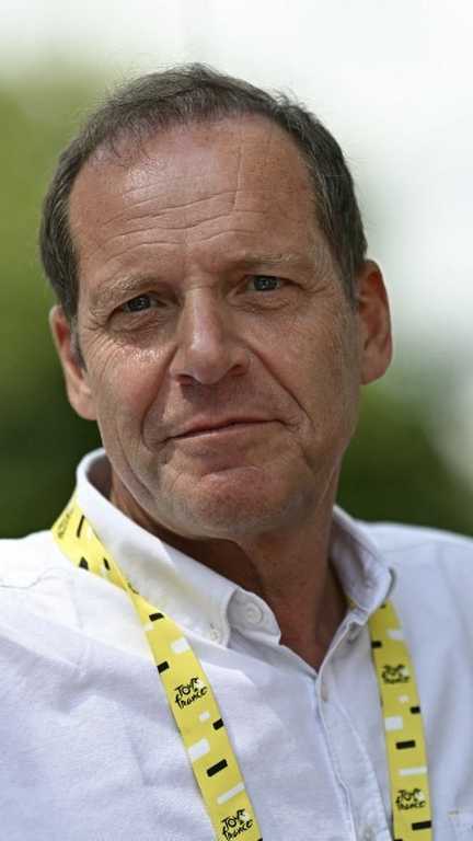 Le directeur du Tour de France, Christian Prudhomme a rendu hommage aux soldats du feu, le 26 juillet 2026, avant la dernière étape de la Grande Boucle. (LOIC VENANCE / AFP)