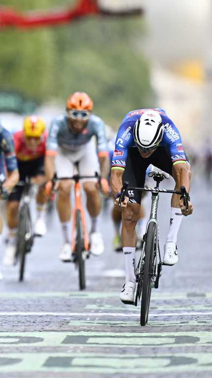 Mathieu van der Poel s'est imposé au sprint sur la dernière étape du Tour de France, le 26 juillet 2026, à Paris. (MAXPPP)