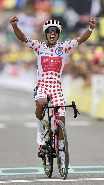 Richard Carapaz célèbre sa victoire au sommet de l'Alpe d'Huez sur la 20e étape du Tour de France, le 25 juillet 2026. (ANNE-CHRISTINE POUJOULAT / AFP)