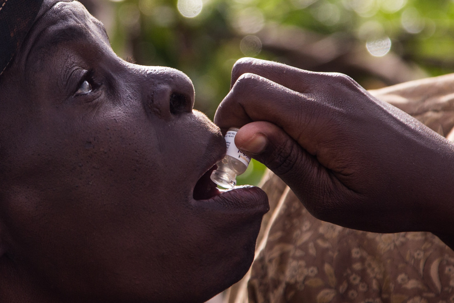 Health workers in Chad distributing cholera prevention supplies