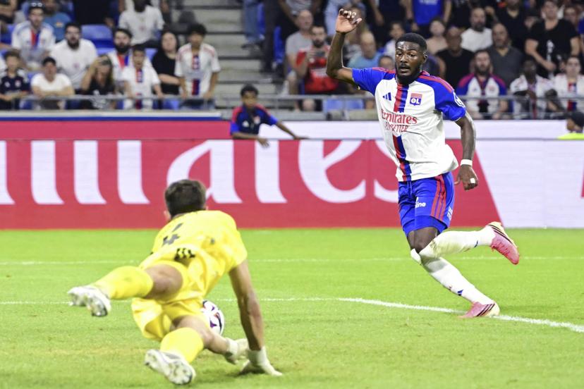 Ainsley Maitland-Niles scoring against Sparta Prague