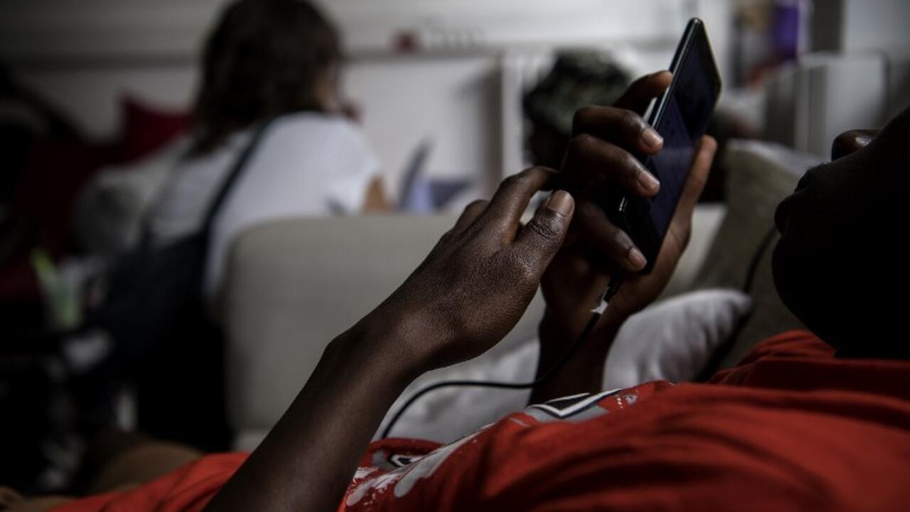 Cameroon customs collects 1.8 billion FCFA from imported phones under new system